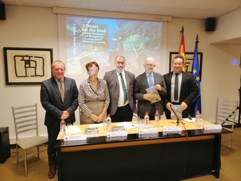 Presentation of the book "A future for the land: cultural landscapes, rural management and geographical information systems. Ribeira Sacra”